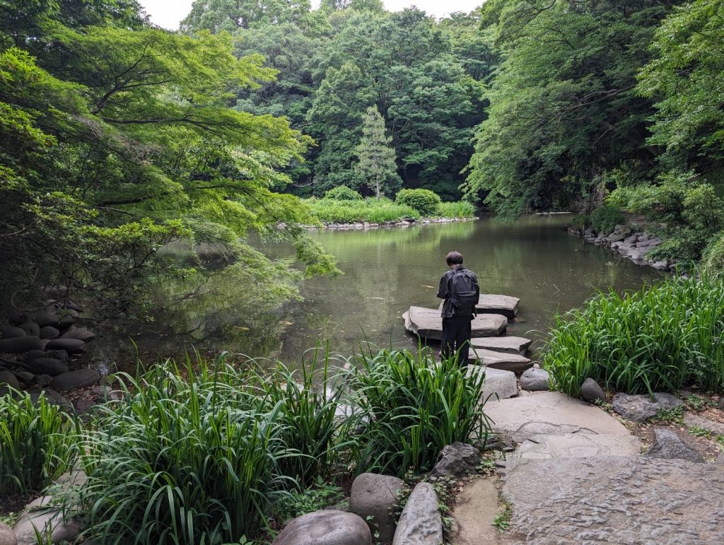 池を攻める岡